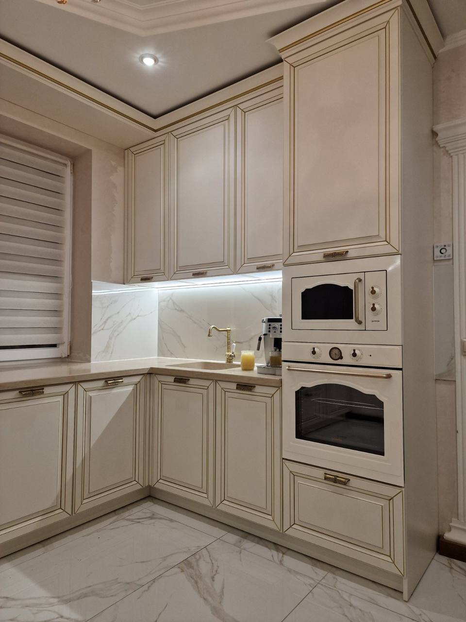 акриловий камінь, акриловий камінь Ужгород, акриловий камінь Закарпаття, стільниця з акрилового каменю, акрилова стільниця, кухняпід замовлення, стільниця разом з підвіконням, Grandex , Acrylicstonestudio, дизайн кухні, замовити стільницю