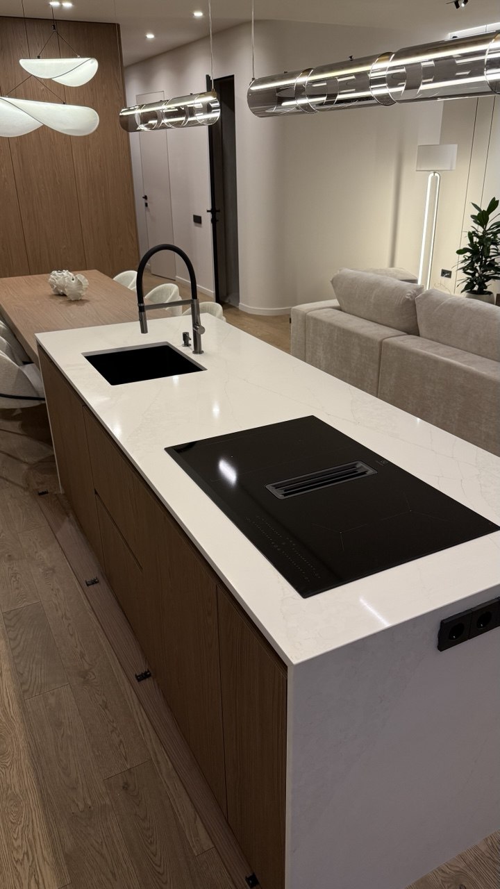 острів з кварцового каменю, стільниця Avant Quartz, кварцовий камінь на кухню, кухонний острів з кварцу, виробництво стільниць з кварцу, Acrylic Stones Studio, кварц Avant Quartz, стільниця на замовлення, сучасна кухня, кварцові поверхні, монтаж стільниць з кварцу, дизайн кухні, кам'яний острів, стільниця для кухні, штучний камінь, робоча поверхня кварц, якісні стільниці, стільниця Київ (або ваше місто), ціна кварцової стільниці, вироби з кварцу, Avant Quartz ціна, інтер'єр кухні, кухня з островом, кварц ужгород, стільниця ужгород, стільниця з кварцового каменю ужгород, Quartz stone studio, кварцовий агломерат, стільниця під замовлення