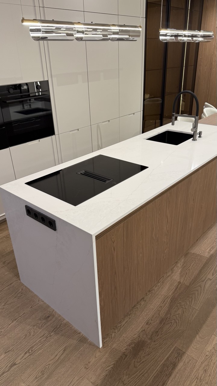 острів з кварцового каменю, стільниця Avant Quartz, кварцовий камінь на кухню, кухонний острів з кварцу, виробництво стільниць з кварцу, Acrylic Stones Studio, кварц Avant Quartz, стільниця на замовлення, сучасна кухня, кварцові поверхні, монтаж стільниць з кварцу, дизайн кухні, кам'яний острів, стільниця для кухні, штучний камінь, робоча поверхня кварц, якісні стільниці, стільниця Київ (або ваше місто), ціна кварцової стільниці, вироби з кварцу, Avant Quartz ціна, інтер'єр кухні, кухня з островом, кварц ужгород, стільниця ужгород, стільниця з кварцового каменю ужгород, Quartz stone studio, кварцовий агломерат, стільниця під замовлення