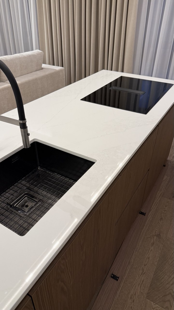 острів з кварцового каменю, стільниця Avant Quartz, кварцовий камінь на кухню, кухонний острів з кварцу, виробництво стільниць з кварцу, Acrylic Stones Studio, кварц Avant Quartz, стільниця на замовлення, сучасна кухня, кварцові поверхні, монтаж стільниць з кварцу, дизайн кухні, кам'яний острів, стільниця для кухні, штучний камінь, робоча поверхня кварц, якісні стільниці, стільниця Київ (або ваше місто), ціна кварцової стільниці, вироби з кварцу, Avant Quartz ціна, інтер'єр кухні, кухня з островом, кварц ужгород, стільниця ужгород, стільниця з кварцового каменю ужгород, Quartz stone studio, кварцовий агломерат, стільниця під замовлення