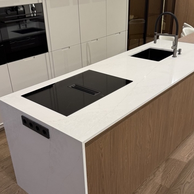 острів з кварцового каменю, стільниця Avant Quartz, кварцовий камінь на кухню, кухонний острів з кварцу, виробництво стільниць з кварцу, Acrylic Stones Studio, кварц Avant Quartz, стільниця на замовлення, сучасна кухня, кварцові поверхні, монтаж стільниць з кварцу, дизайн кухні, кам'яний острів, стільниця для кухні, штучний камінь, робоча поверхня кварц, якісні стільниці, стільниця Київ (або ваше місто), ціна кварцової стільниці, вироби з кварцу, Avant Quartz ціна, інтер'єр кухні, кухня з островом, кварц ужгород, стільниця ужгород, стільниця з кварцового каменю ужгород, Quartz stone studio, кварцовий агломерат, стільниця під замовлення
