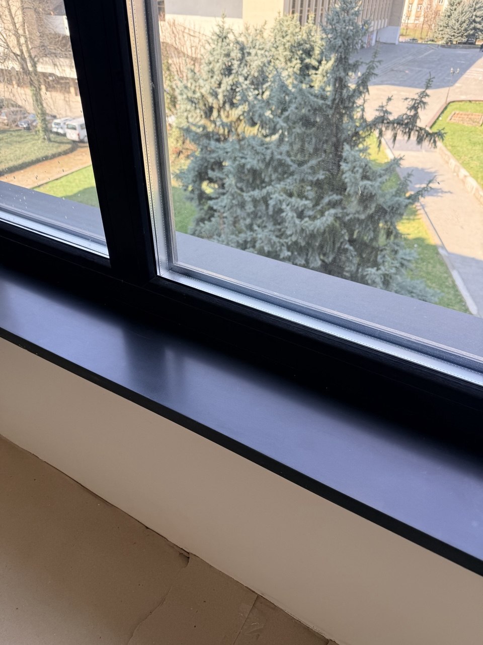 Acrylic solid surface windowsill custom made in Uzhhorod. Durable, seamless, moisture-resistant solution for modern interiors. Professional fabrication and installation in Zakarpattia.