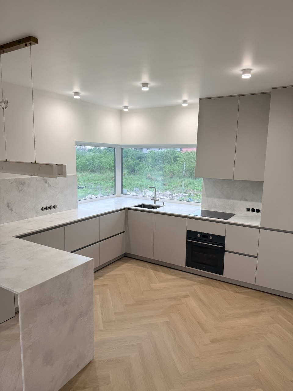 finished quartz kitchen, luxury quartz kitchen design, modern kitchen with quartz countertop, виробництво стільниць Ужгород, виготовлення кам’яних стільниць Закарпаття виготовлення стільниць з каменю, виробництво кварцових стільниць, робота з кварцовим каменем, майстерність обробки каменю