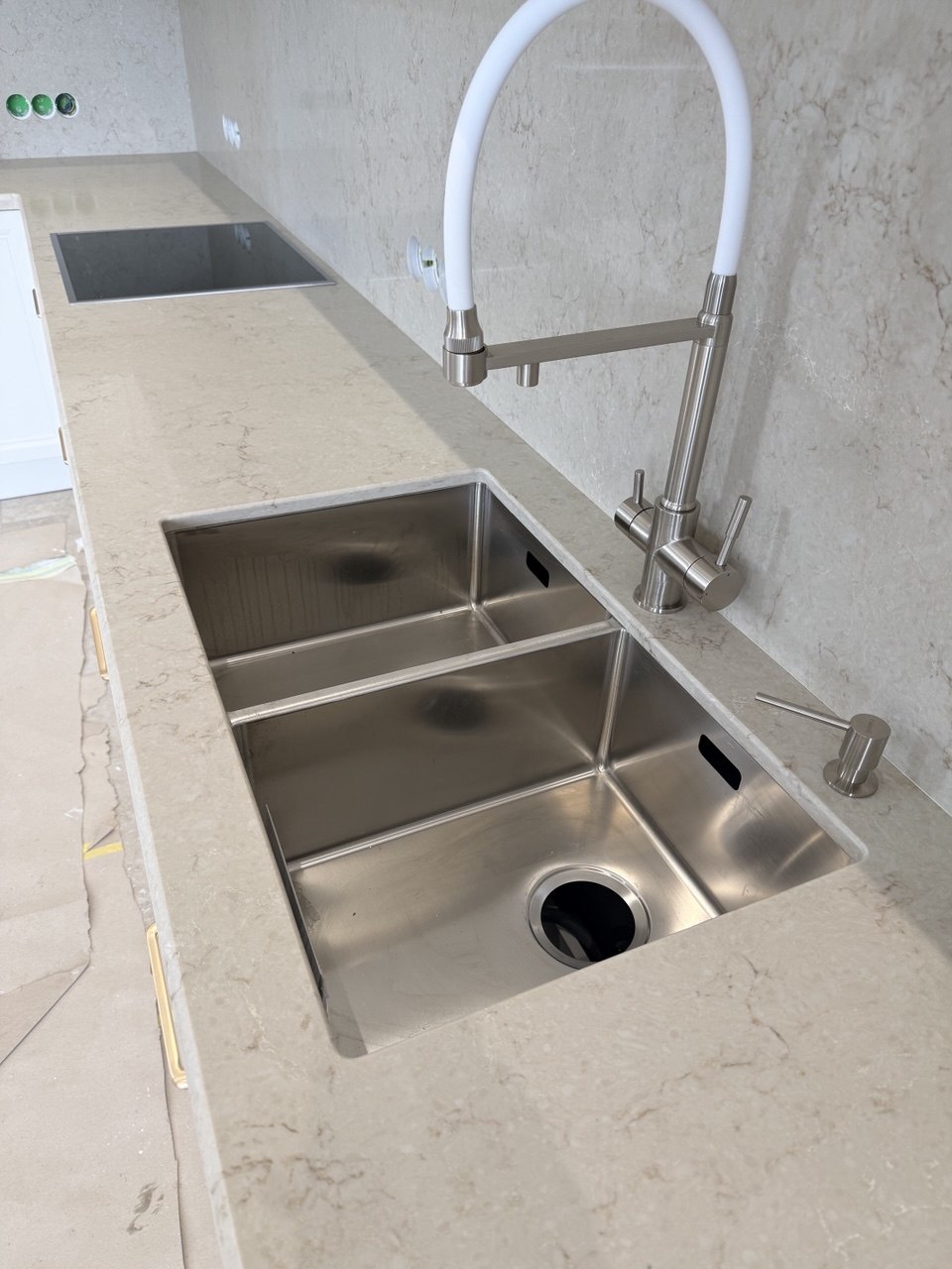 quartz countertop kitchen, custom quartz countertop, durable stone countertop, modern quartz surface, kitchen worktop quartz